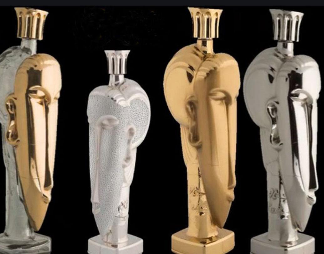 অ্যাকোয়া ডি ক্রিস্টালো ট্রিবুটো আ মডিগ্লিয়ানি: বিশ্বের সবচেয়ে দামি পানীয় জল এটি। কেন এত দাম? কারণ, বোতলগুলি সোনার। শুধু তাই নয়, জলের মধ্যে সোনার ছাই মেশানো থাকে। ফিজি ও ফ্রান্সের ঝর্না থেকে জল সংগ্রহ করা হয়। স্বচ্ছতা, ফ্লেভার এবং স্মুথনেসই অন্য পানীয় জলের থেকে আলাদা করে। এক বোতল জলের দাম শুনলে চমকে উঠবেন। ৩৯ লক্ষ টাকা!