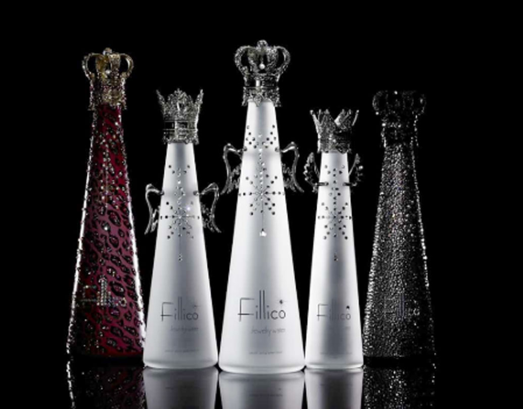 ফিলিকো: জলের স্বাদ ও বিশুদ্ধতার জন্য তো বটেই, বোতলের কারুকার্যের জন্য বিশ্বে এর জনপ্রিয়তাও রয়েছে যথেষ্ট। জাপানের কোবেতে নুনোবিকি নামে ঝর্না থেকে এই জল সংগ্রহ করা হয়। ফিলিকোর বোতলগুলোর একটা রাজকীয়তা আছে। দেখতে দাবার রাজা-রানির মতো। বোতলে স্বরোভস্কি ক্রিস্টাল ব্যবহার করা হয়। এক বোতল জলের দাম প্রায় ১৫ হাজার টাকা।