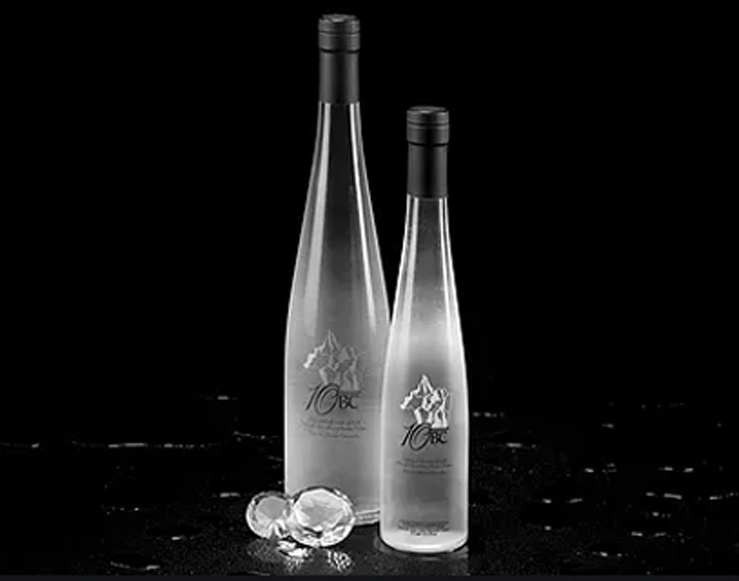 টেন থাউজ্যান্ড বিসি: কানাডার ব্রিটিশ কলম্বিয়ার হ্যাট মাউন্টেন গ্লেসিয়ার থেকে এই জল সংগ্রহ করা হয়। ৭৫০ মিলিলিটার জলের দাম ৯৭০ টাকা।