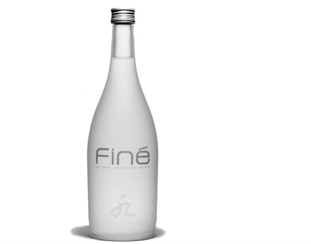 ফাইন: জাপানের এই জল প্রাকৃতিক ভাবে পরিশ্রুত। মাউন্ট ফুজির আগ্নেয় পাথরে পরিশ্রুত এই জল খনিজ পদার্থে সমৃদ্ধ এবং দূষণ মুক্ত। মানবসৃষ্ট দূষণ এখনও পর্যন্ত এই জলকে ছুঁতে পারেনি। এই জলের সূক্ষ্ম একটা গন্ধ আছে। ২০০৫ সালে ফাইন এই জলের ব্যবসা শুরু করে। ৭৫০ মিলিলিটার জলের দাম প্রায় সাড়ে ৩০০ টাকা।