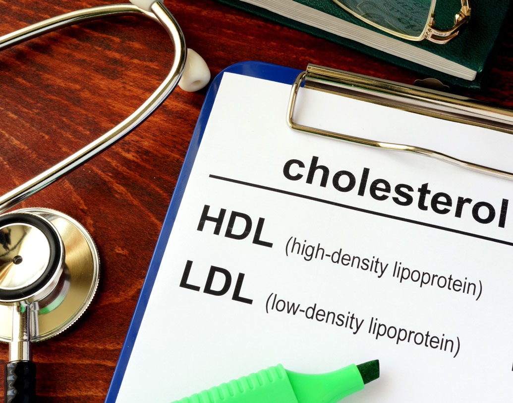 হৃদরোগ বিশেষজ্ঞ প্রকাশ হাজরার মতে, ‘‘খাবারের মাধ্যমে মাত্রাতিরিক্ত কোলেস্টেরল শরীরে গেলেই বিপদ। বেশি করে শর্করা খাদ্যগ্রহণ করলে তা পরিবর্তিত হয় ফ্যাটে। তখন দেহকোষগুলি তখন বেশি পরিমাণে কোলেস্টেরল তৈরি করে। এই জারিত কোলেস্টেরলের একটা বড় অংশ ধমনীর প্রাচীরে জমা হয় ও রক্তের প্রবাহে বাধা সৃষ্টি করে।’’