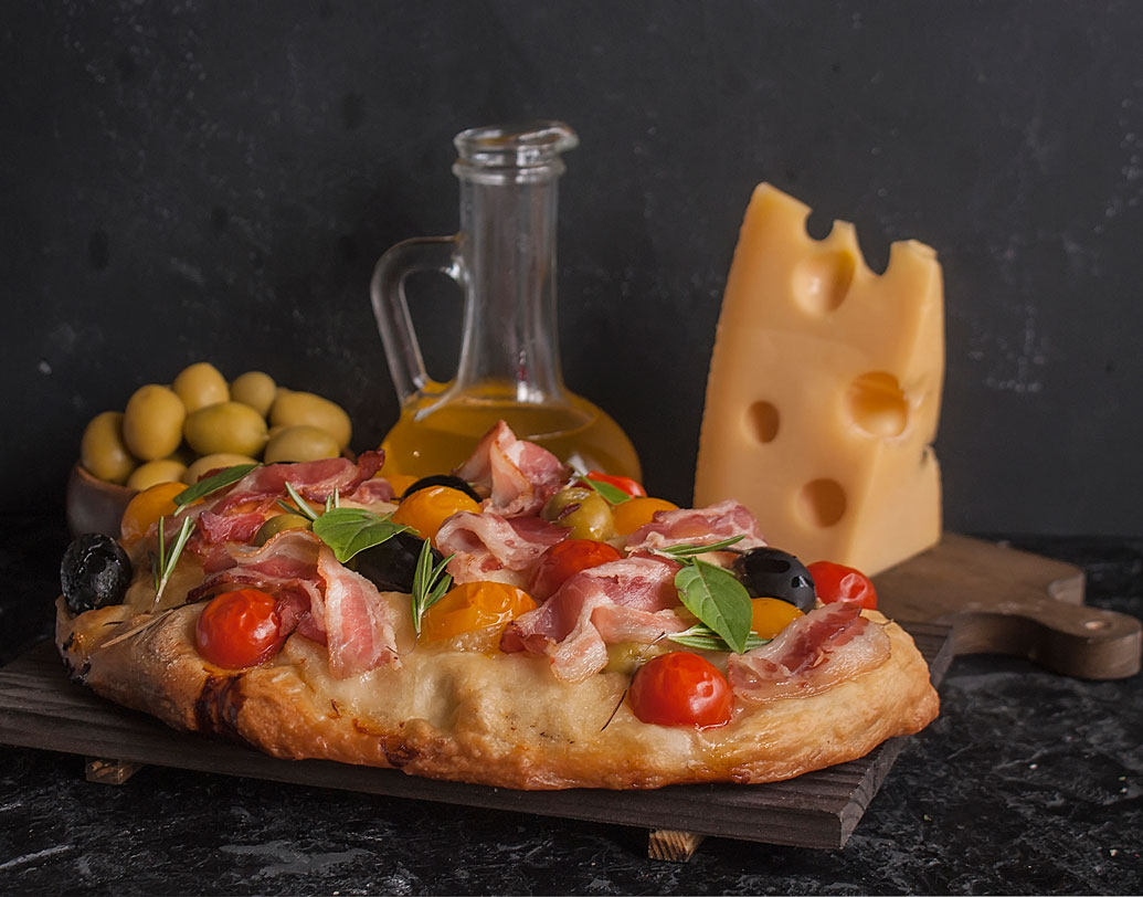 ডায়েট থেকে বাদ দিন সম্পৃক্ত খাবার— অর্থাৎ চর্বি জাতীয় মাংস, পাম তেল, ডালডা, নারকেল, ডিমের কুসুম, মাখন, ঘি, কাজু বাদাম ইত্যাদি। কম তেল-মশলা হার্টের পক্ষে যেমন ভাল, তেমনই তা খারাপ কোলেস্টেরলের মাত্রাকে নিয়ন্ত্রণে রাখে।