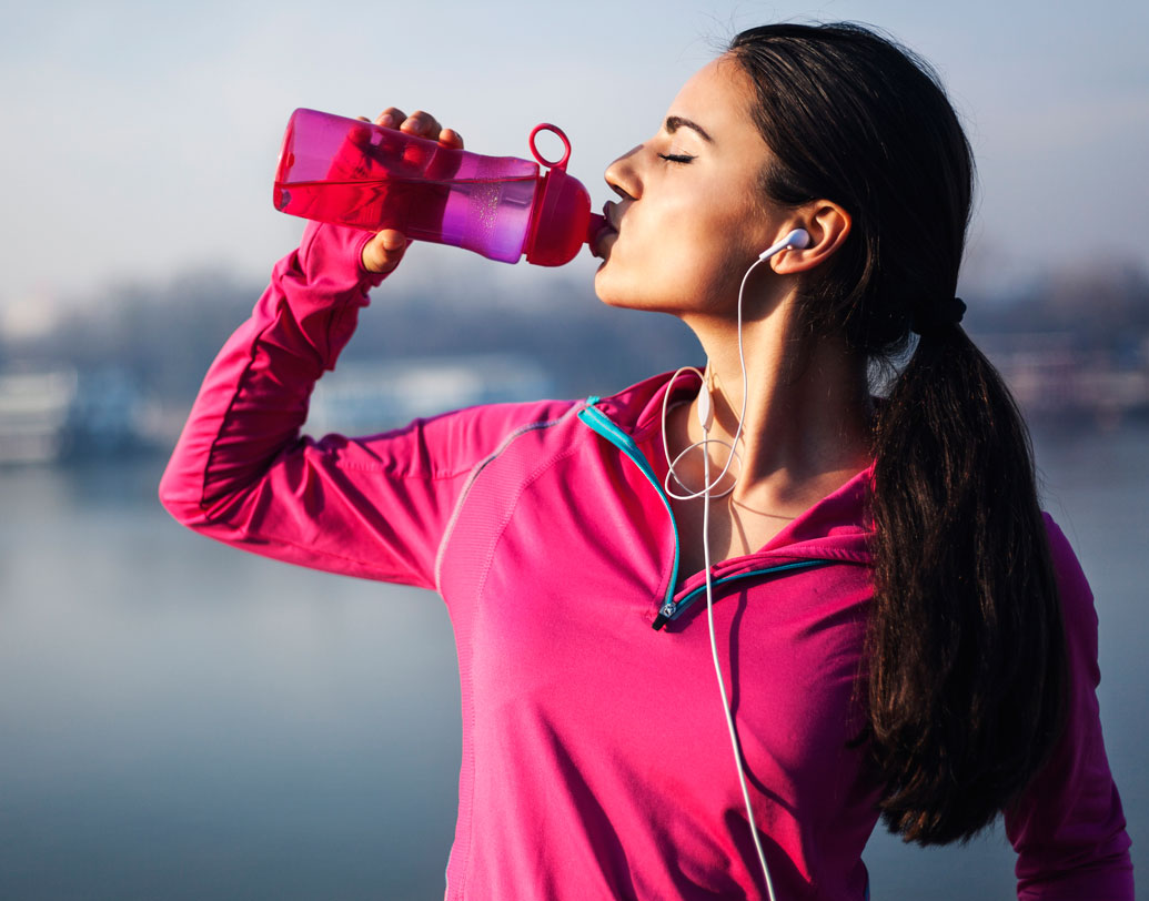 ওজন অনুপাতে আপনার শরীরের কতটা জল প্রয়োজন তা জেনে নিন কোনও পুষ্টিবিদের কাছ থেকে। তার পর নিয়ম মেনে সেই জলটুকু প্রতি দিন খান। আজ কম খেয়ে কাল পুষিয়ে দেব, এই  ধারণা একেবারে ভুল। শরীরের টক্সিন সরাতে ওস্তাদ জল। যে কোনও হার্টের অসুখ ৫০-৬০ শতাংশ কমিয়ে দিতে পারে উপযুক্ত পরিমাণ জল খাওয়ার প্রবণতা।