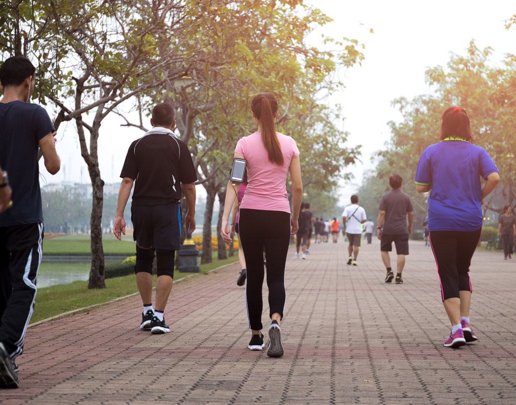 শরীরচর্চাকে বাদ দিলে কিন্তু পিছিয়ে পড়বেন অনেকটাই। জিম বা ব্যায়ামের সময় পেলে তো খুবই ভাল, সেটা না পেলেও অন্তত প্রতি দিন ৩০-৪০ মিনিট একটানা জোরে হাঁটুন। এতে ওবেসিটি কমার সঙ্গে সঙ্গে কোলেস্টেরল কমে হার্টকে ভাল থাকবে।