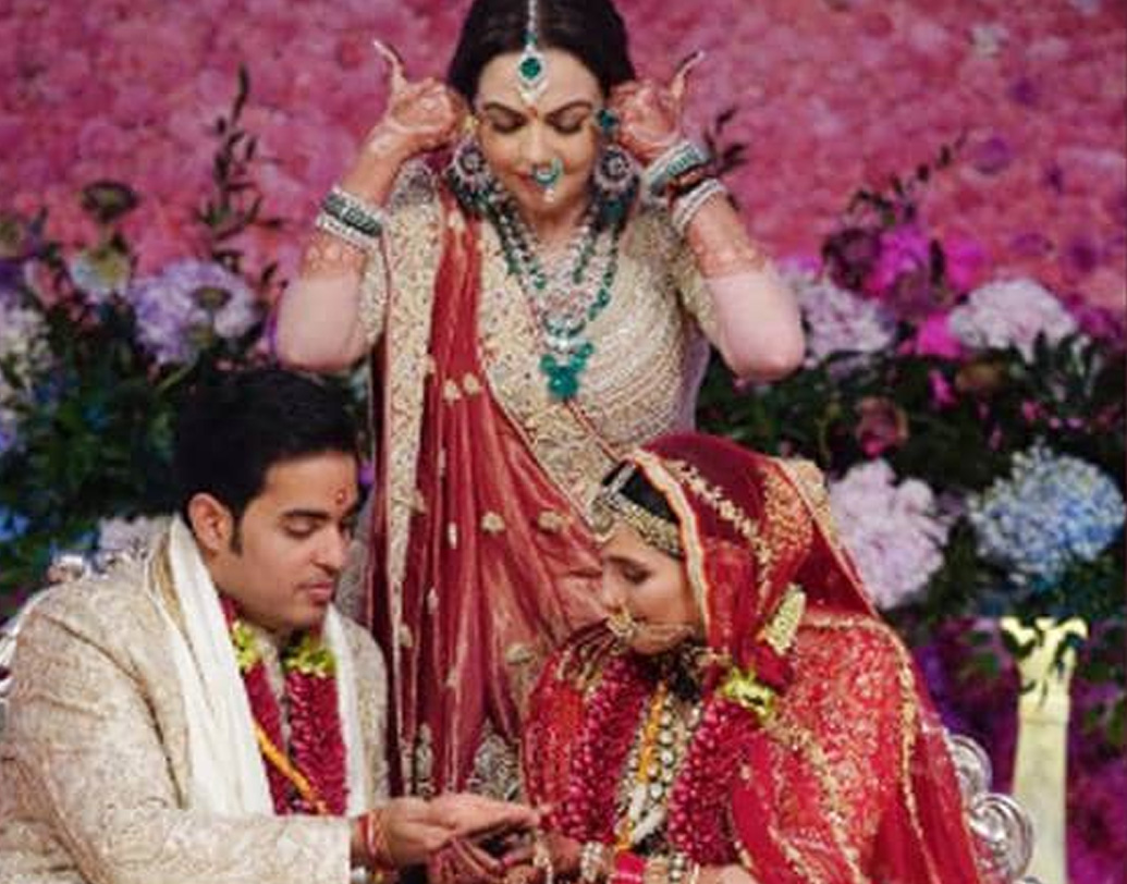 চলতি বছরের মার্চ মাসে বিয়ে হয় আকাশ-শ্লোকার। মুকেশ ও নীতার বড় ছেলে আকাশ এবং মেয়ে ঈশার বাল্যবন্ধু শ্লোকা।