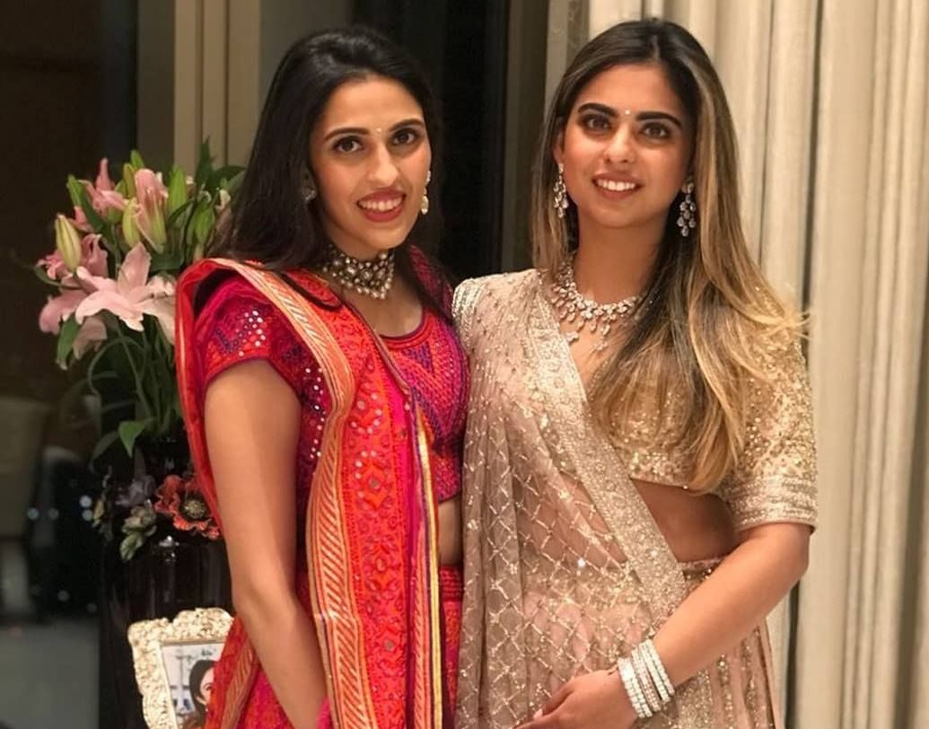 ভারতের বিখ্যাত হিরে ব্যবসায়ী রাসেল মেহতার মেয়ে শ্লোকা এখন ধনীতম ভারতবাসীর বড় পুত্রবধূ। বিয়ের আগে থেকেই শ্লোকাকে অম্বানী পরিবারের বিভিন্ন অনুষ্ঠানে দেখা গিয়েছে। বরাবরই গ্ল্যামারাস শাশুড়ি ও ননদের পাশে সপ্রতিভ ভাবে নিজের ব্যক্তিত্বকে মেলে ধরেছেন তিনি।