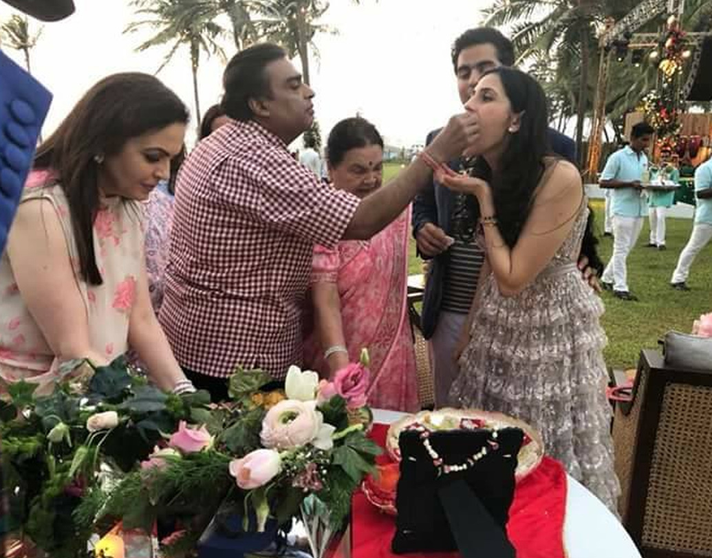 কিছুদিন আগেই ছিল শ্লোকার জন্মদিন। বিয়ের পরে শ্লোকা আকাশ অম্বানী হিসেবে তাঁর প্রথম জন্মদিন। তাঁদের অন্যান্য অনুষ্ঠানের মতো পুত্রবধূর জন্মদিনেও চমক ছিল অম্বানীদের তরফে।