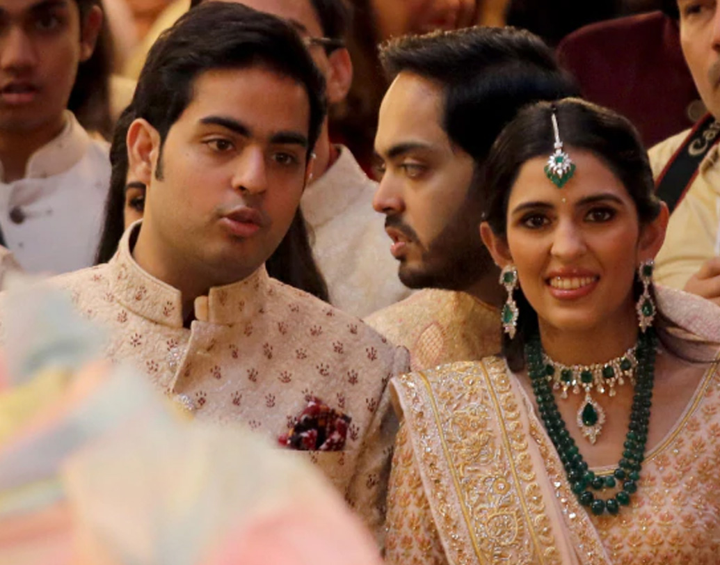 আন্তরিক ভিডিয়োয় শ্লোকাকে শুভেচ্ছা জানান অম্বানী ও রাসেল পরিবারের সদস্য এবং অন্য শুভানুধ্যায়ীরা। সেখানে শ্লোকার কাছে আব্দার জানানো হয়, খুব তাড়াতাড়ি তাঁদের পরিবারে নতুন অতিথিকে আনার জন্য।