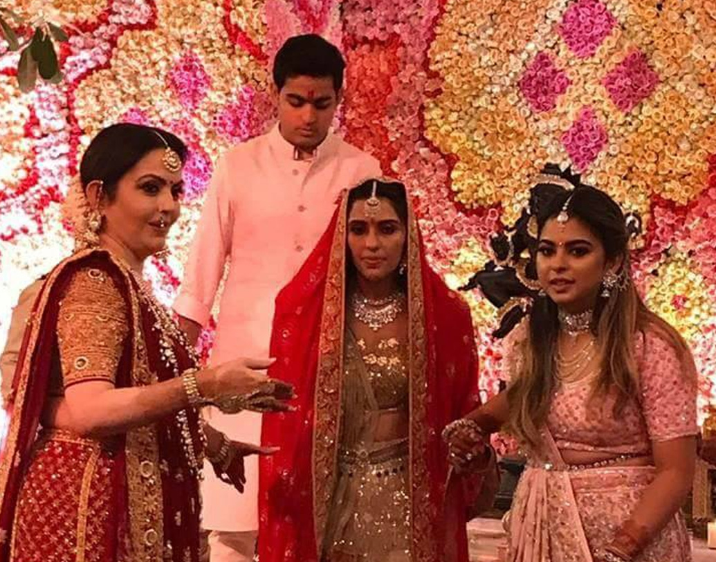 নীতা জানিয়েছেন, শ্লোকা এসে তাঁদের মেনুতে অনেক নতুন কিছু স‌ংযোজন করেছেন। যেমন নানা স্বাদের পপকর্ন, কাপকেক এবং রকমারি চা। সে সব চায়ের নাম নাকি তিনি এর আগে শোনেনইনি। বলছেন নীতা।