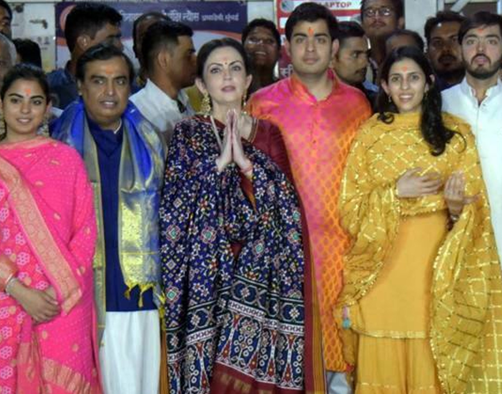 পুত্রবধূ যে বই পড়তে খুব ভালবাসেন, জানাতে ভোলেননি নীতা। শ্লোকা একমুহূর্তও বই ছাড়া থাকতে পারেন না। পুত্রবধূর জন্য তাঁরও বই পড়ার অভ্যাস ফিরে এসেছে, জানিয়েছেন আপ্লুত নীতা।