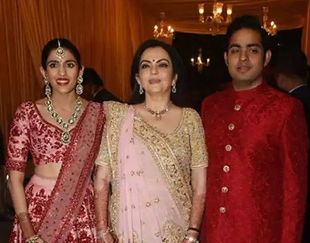 তাঁর ছেলে আকাশের জীবনে এ ভাবেই হাসি, নাচ-গানের ছন্দ আর ভালবাসায় ভরিয়ে রাখবেন শ্লোকা, শুভেচ্ছা নীতা অম্বানীর।