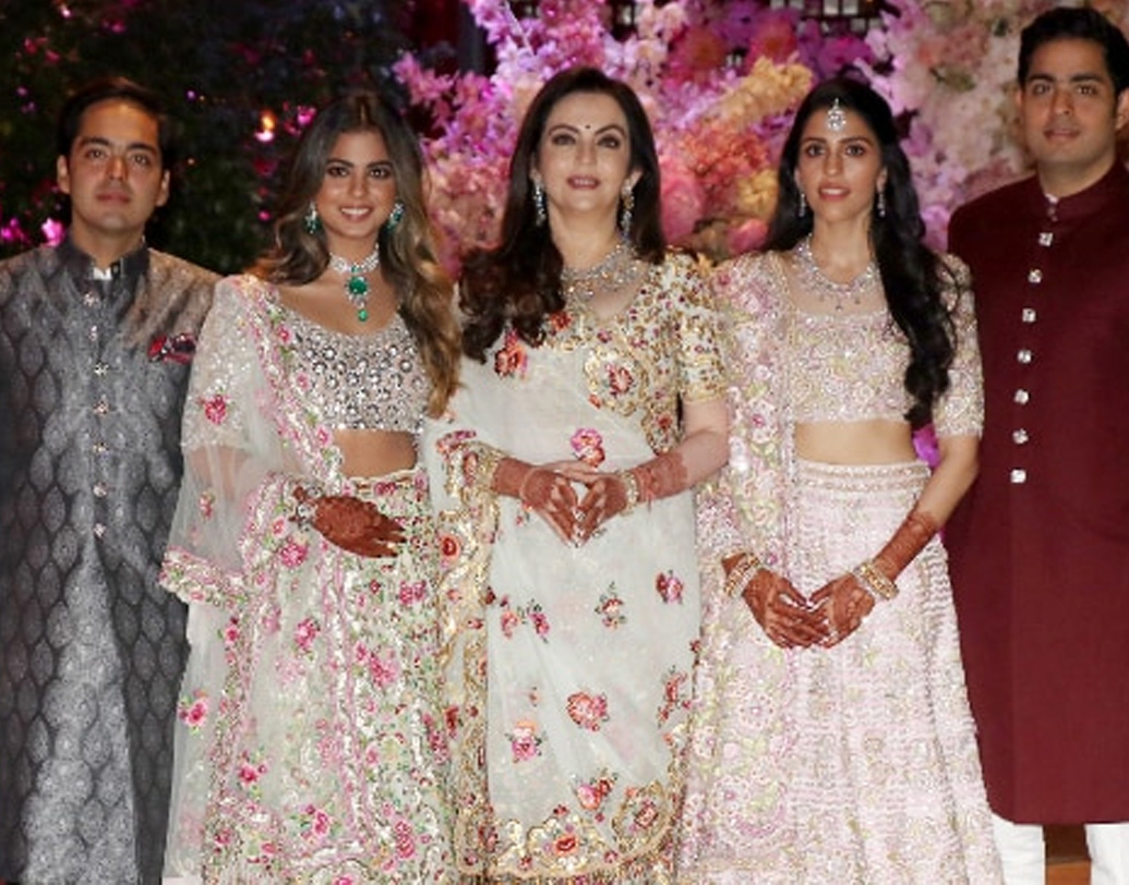 নেটিজেনদের কাছে নীতার ভাবমূর্তি বরাবরই উজ্জ্বল। খুব কম সময়ের ব্যবধানে তিনি দু’বার শাশুড়ি হয়েছেন। প্রথমবার জামাই আনন্দ পিরামলের এবং দ্বিতীয়বার পুত্রবধূ শ্লোকার।