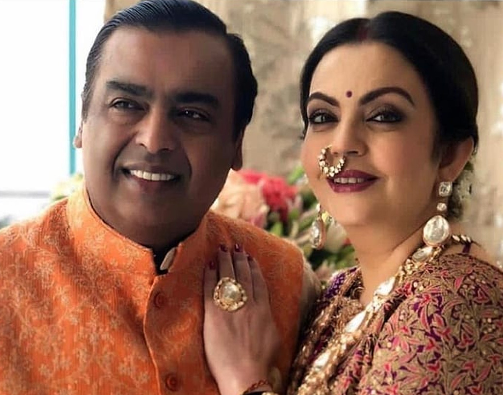 জামাই আনন্দ এবং পুত্রবধূ শ্লোকা দু’জনের সঙ্গে নীতার সম্পর্ক খুব সুন্দর। ছোট ছেলে অনন্তের বান্ধবী রাধিকা মার্চেন্টের প্রতিও তিনি আন্তরিক।