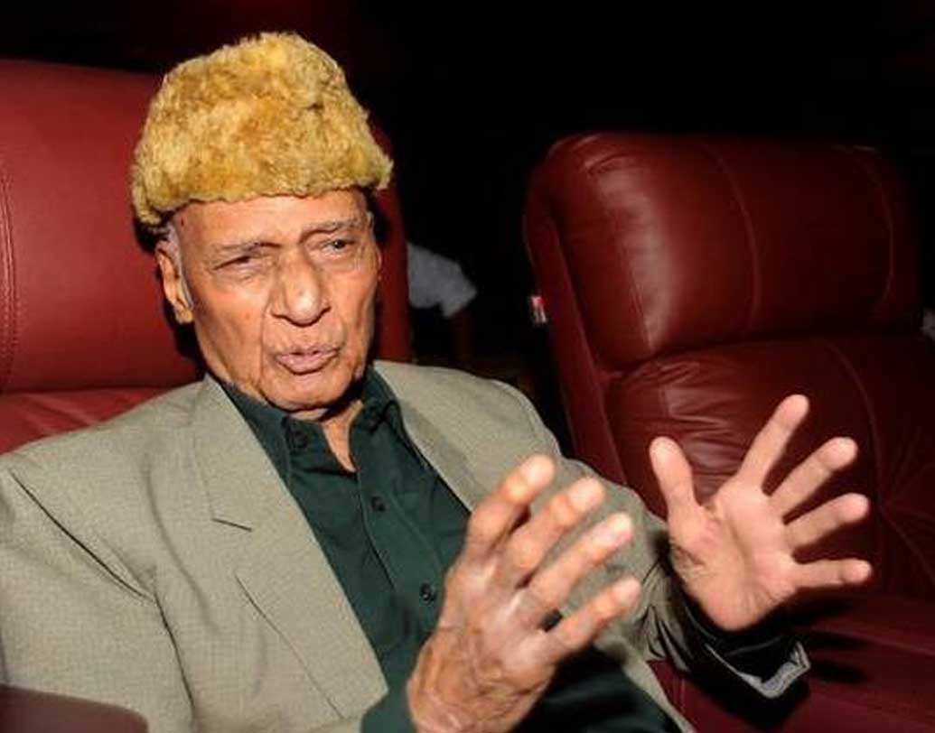 খৈয়ামের জন্ম ১৯২৭ সালের ১৮ ফেব্রুয়ারি। অবিভক্ত ভারতের পঞ্জাব প্রদেশের নওয়ানশহর জেলা ছিল তাঁর জন্মস্থান। শৈশবে গান শিখবেন বলে দিল্লি পালিয়েছিলেন। কিন্তু বাড়ির চাপে ফিরতে হয়েছিল সে বার।