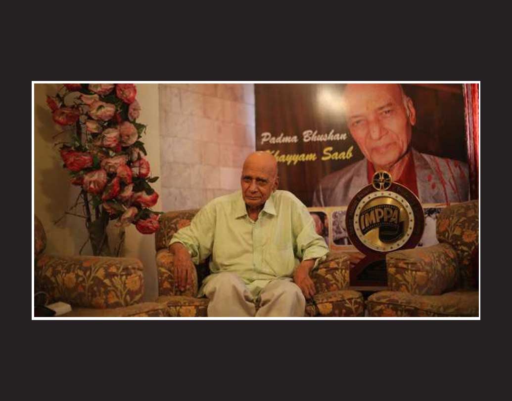 কিন্তু হার মানলেন না খৈয়াম। আবার ঘর ছাড়লেন। এ বার তাঁর গন্তব্য ছিল লাহৌর। বিখ্যাত সুরকার বাবা চিশতীর কাছে গান শিখবেন বলে। ছ’মাস থাকলেন তাঁর সহকারী হয়ে। ১৯৪৩ সালে ১৭ বছর বয়সে ফিরে এলেন লুধিয়ানায়।