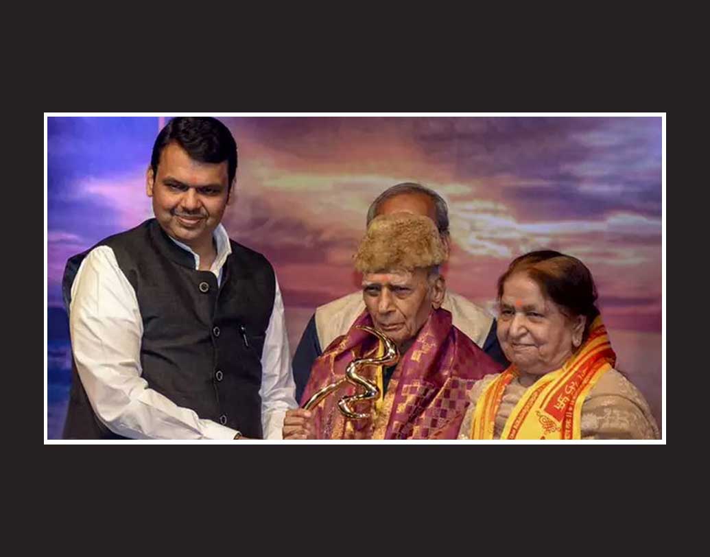 তাঁর প্রথম কাজ শর্মাজি-বর্মাজি নামের জুটিতে। তিনি ছিলেন শর্মাজি। কিন্তু সে জুটি ভেঙে গেল। দেশভাগের পরে বর্মাজি নামের আড়ালে থাকা সুরকার রহমান বর্মা চলে গেলেন পাকিস্তানে। এরপর একাই কাজ করা শুরু করলেন।