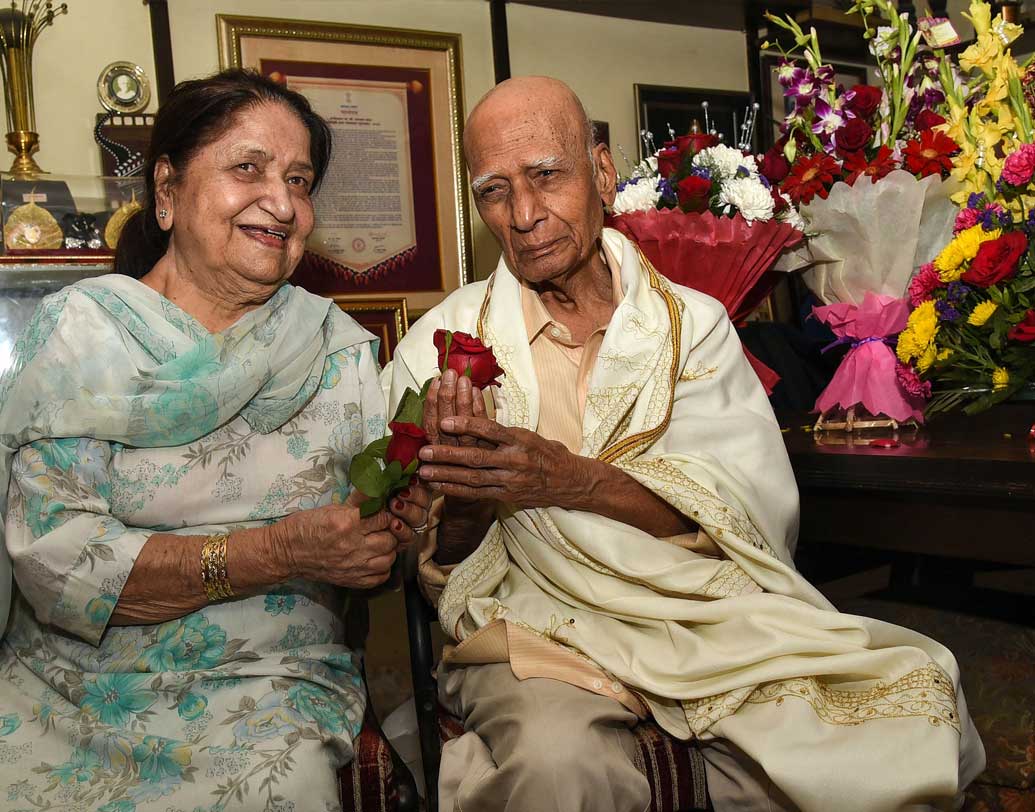 তাঁর সুরে মুগ্ধ হয়ে প্রেমে পড়েছিলেন গায়িকা জগজিৎ কউর। সামাজিক বাধার বিরুদ্ধে গিয়ে বিয়ে করেছিলেন দুই ভিনধর্মী প্রণয়ী। লতা-আশার সমসাময়িক জগজিৎ কম কাজ করেছেন। তাঁর গানও ছিল জনপ্রিয়।