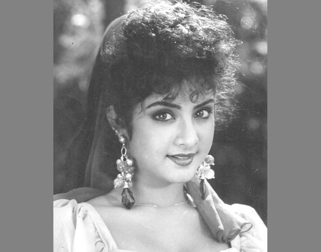 কায়নাত দিব্যা ভারতীর তুতো বোন। জানিয়েছেন, তিনি দিব্যার ছবি দেখেই বড় হয়েছেন। ‘দিওয়ানা’-র মতো ছবি তাঁর অভিনয়ে আসার অনুপ্রেরণা। ১৯৯৩ সালের ৫ এপ্রিল বিকেলে মুম্বইয়ে নিজের ফ্ল্যাটের বারান্দা থেকে পড়ে গিয়েছিলেন দিব্যা। তাঁর মৃত্যুরহস্যের সমাধান এখনও অধরা।