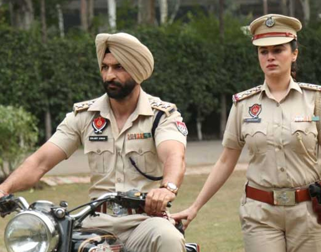 সবাই ভেবে ফেলেন সত্যিই হরলীন নামে ওই রকম চোখধাঁধাঁনো সুন্দরী পুলিশ অফিসার নিয়োগ হয়েছেন পঞ্জাবে। ‘ভুল করে’ ভাইরাল হয়ে গিয়েছিলেন অভিনেত্রী কায়নাত।