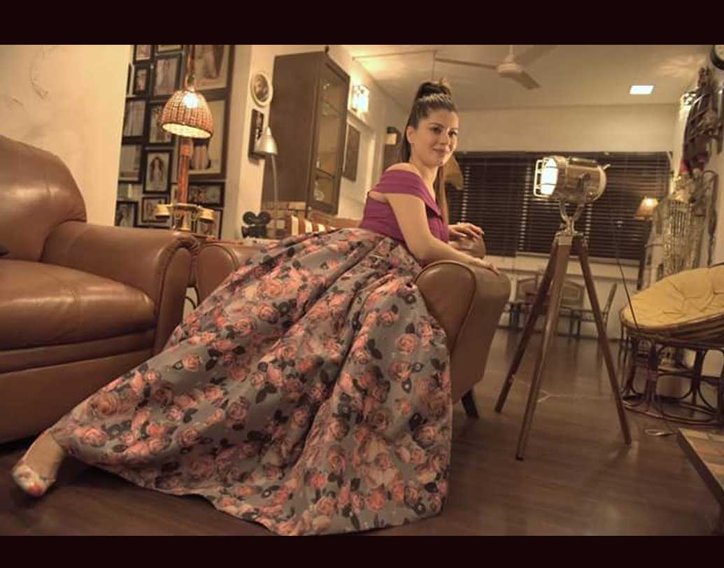 তবে কায়নাতের মানবিক দিকটি অনেকেই জানেন না। ২০১২ সালে তিনি একজন বৃদ্ধাকে দত্তক নিয়েছিলেন। যাতে তাঁর দেখভাল করতে পারেন।