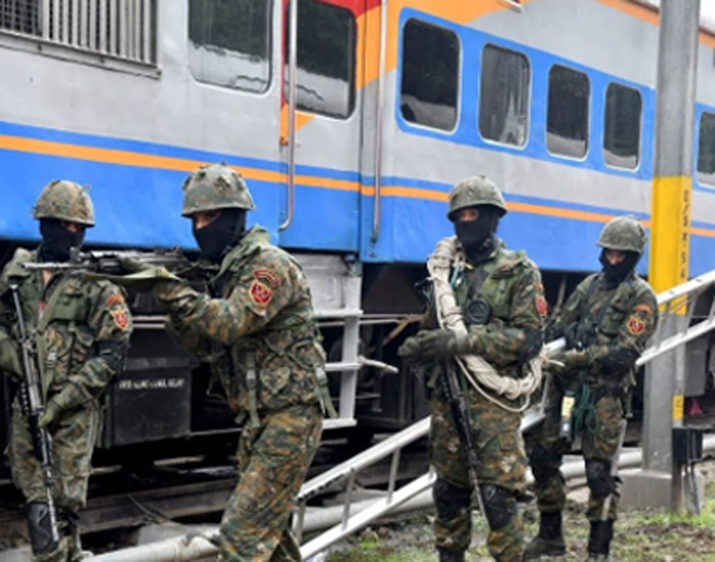 ‘কোরাস’ কম্যান্ডো বাহিনীর জন্য বিশেষ ইউনিফর্ম, হেলমেট, বুলেটপ্রুফ জ্যাকেট ব্যবহার করা হবে। শুধু তাই নয়, অত্যাধুনিক অস্ত্রশস্ত্রে সজ্জিত থাকবেন কম্যান্ডোরা।