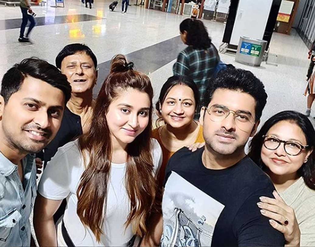 তবে শুধু দু’জনে নয়। স্বাধীনতার দিনই দুই পরিবারের সবাইকে নিয়ে রওনা হয়েছেন অঙ্কুশ এবং ঐন্দ্রিলা। দুই পরিবারকে একই সঙ্গে নিয়ে এটিই তাঁদের প্রথম ট্যুর।