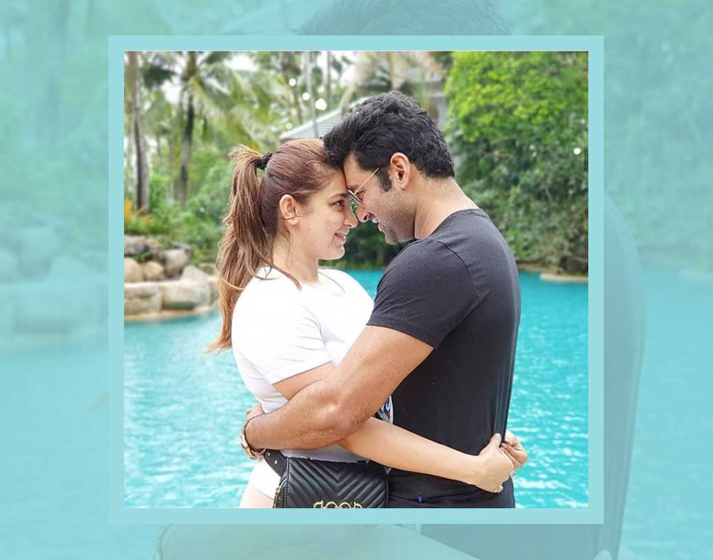 সামনে নীল স্থির জল। চারপাশে সবুজের ঘনঘটা। অঙ্কুশ পরেছেন কালো রঙের টি-শার্ট। সামঞ্জস্য বজায় রাখতে ঐন্দ্রিলা পরেছেন সাদা রঙের টি-শার্ট। হালকা আলিঙ্গনে দু’জনে দু’জনের দিকে চেয়ে রয়েছেন।