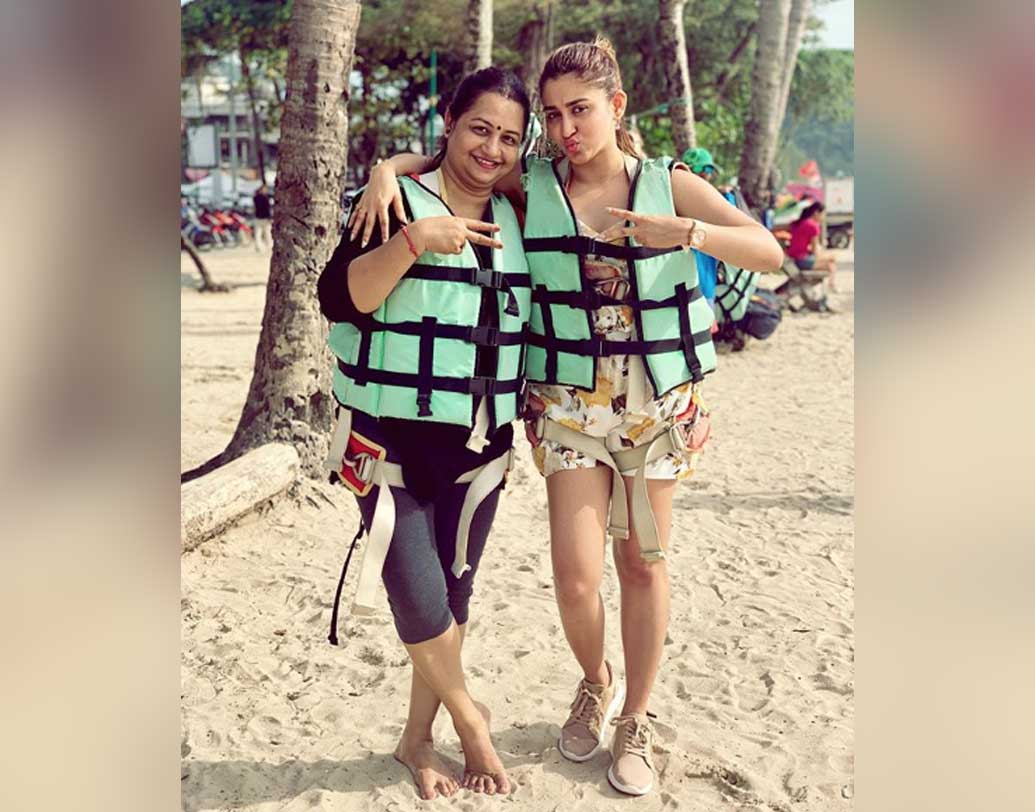 তবে শুধু যে নিজেদের মধ্যেই মজে ছিলেন ওই যুগল, এমনটা নয়। পরিবারের সঙ্গেও সময় কাটাতে দেখা গিয়েছে তাঁদের।