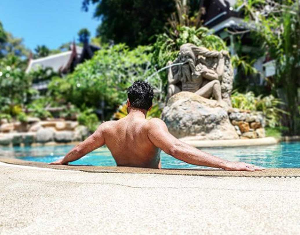 কিছুদিন আগেই এক টক শো-তে এসে বেশ কিছু মন্তব্য করে ট্রোলিংয়ের মুখে পড়তে হয়েছিল অঙ্কুশকে। তাতে অবশ্য অঙ্কুশের মোটেই ভ্রূক্ষেপ নেই। ভালবাসার মানুষটির সঙ্গে তিনিযে জমিয়ে উপভোগ করছেন তাইল্যান্ড ট্রিপ, ইনস্টাগ্রামের পোস্টগুলিই তার প্রমাণ।