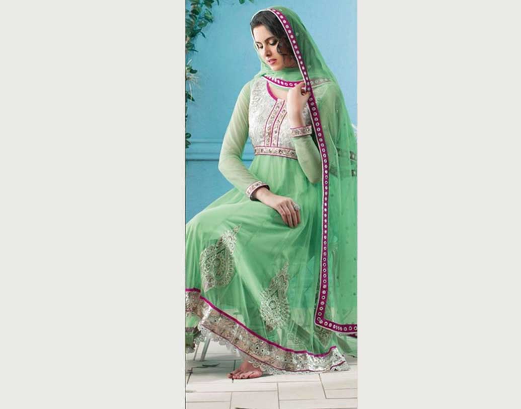 কিন্তু সেই সম্পর্ক ধাক্কা খায় অলকার বিয়ের সিদ্ধান্তে। পারিবারিক অশান্তির জেরে প্রচারবিমুখ অলকা ট্যাবলয়েডের খবরে জায়গা পান।