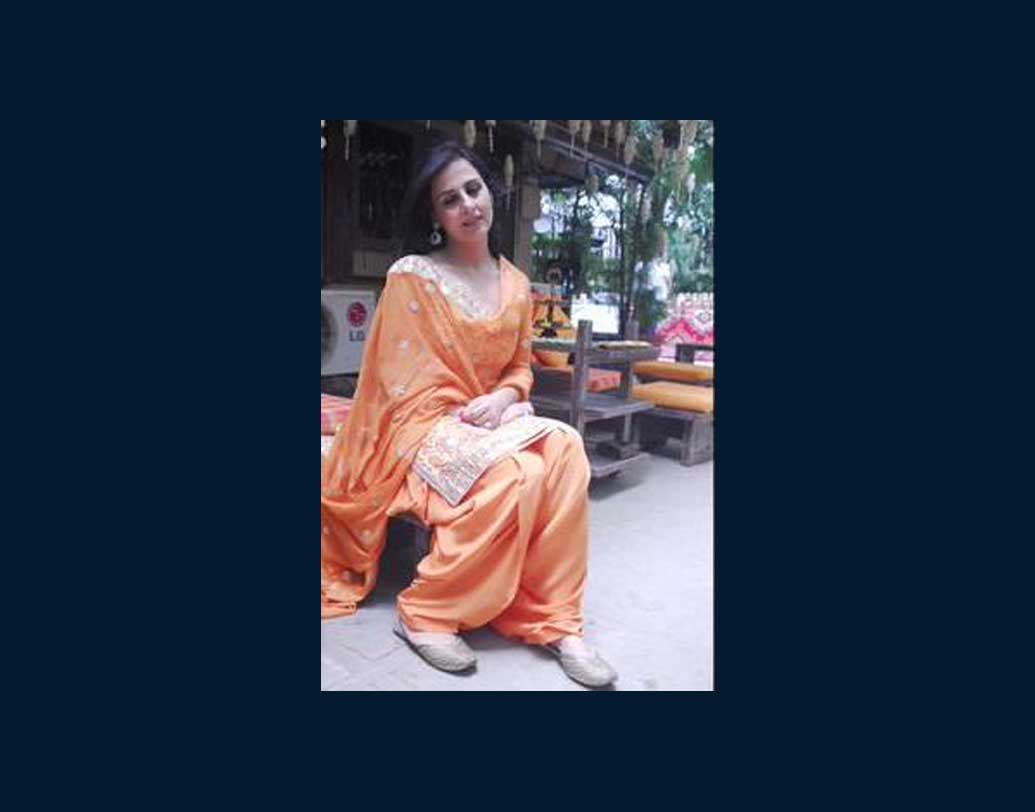 সুরেন্দ্র রিয়েল এস্টেট ব্যবসায়ী। তাঁর প্রথম স্ত্রী প্রীতির সঙ্গে বিচ্ছেদ হয়ে যায় ২০০৯ সালে। তার তিন বছর পরে অলকার সঙ্গে বিয়ে সুরেন্দ্রর।