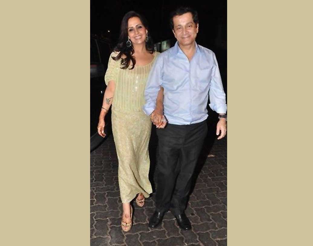 জমকালো অনুষ্ঠানে বিয়ে হয় সুরেন্দ্র-অলকার। নিজে দাঁড়িয়ে থেকে বোনের বিয়ে দেন অক্ষয়। সাত বছরের দাম্পত্যে সুখেই আছেন দম্পতি। বিয়ের পরে ছবিও প্রযোজনা করেছেন অলকা।