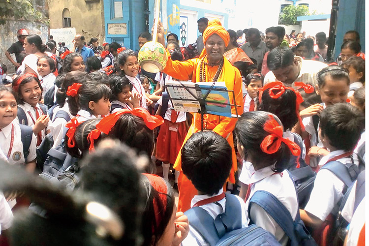 প্রতিবাদে: নুন-ভাত মিল খাওয়ানোর প্রতিবাদে গান বাউলের। তা শুনতে ভিড় জমিয়েছে পড়ুয়ারা। নিজস্ব চিত্র