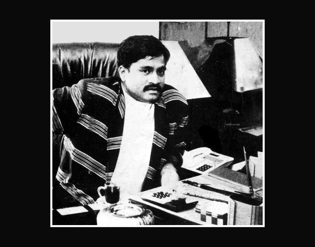 জন্ম মহারাষ্ট্রের রত্নগিরি জেলায়। ১৯৫৫ সালের ২৬ ডিসেম্বর। বাবা ইব্রাহিম কাসকর পুলিশকর্মী। মা আমিনা ঘরসংসার নিয়ে ব্যস্ত থাকতেন। মুম্বইয়ের ডোংরি এলাকার অলিগলিতে বেড়ে উঠেছিলেন দাউদ।