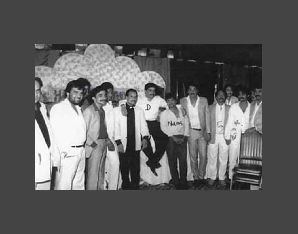 আহমেদ সেলর হাই স্কুল থেকে মাঝপথে বিদায় নেওয়া দাউদের অন্ধকার জগতের পথ চেনা শুরু দাদার হাত ধরে। তাঁর দাদা সাবির ইব্রাহিম কাসকরই শুরু করেছিলেন সংগঠিত ভাবে অপরাধমূলক কাজ। যেটা পরে পরিচিত হয় ‘ডি কোম্পানি’ নামে।