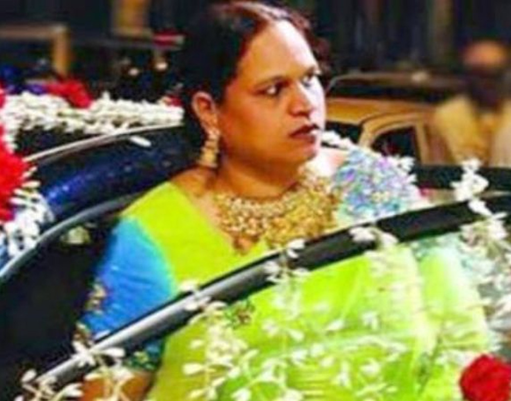 দাউদ-সাম্রাজ্যের আর এক মূল স্তম্ভ ছিলেন তাঁর বোন হাসিনা পার্কার। ১৯৯১ সালে এক গোষ্ঠী সংঘর্ষে মারা যান তাঁর স্বামী ইসমাইল পার্কার। এই ঘটনার জেরেই হাসিনা ধীরে ধীরে হয়ে ওঠেন গডমাদার।