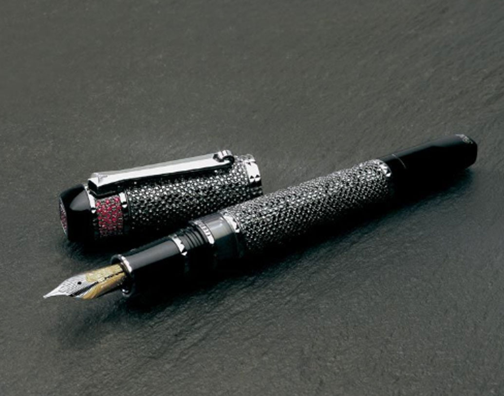 মন্তেগ্রাপ্পা তিবালদি ফুলগর নকটারনাস: কলমটির প্রস্তুতকারক সংস্থা ইতালির মন্তেগ্রাপ্পা। ৯০০টি কালো হিরে এবং ১০০টি চুনিখচিত কলমটির দাম প্রায় ৫৫ কোটি টাকা। এটিই বিশ্বের সবচেয়ে দামি কলম। এই কলম একটিই তৈরি করেছিল মন্তেগ্রাপ্পা।