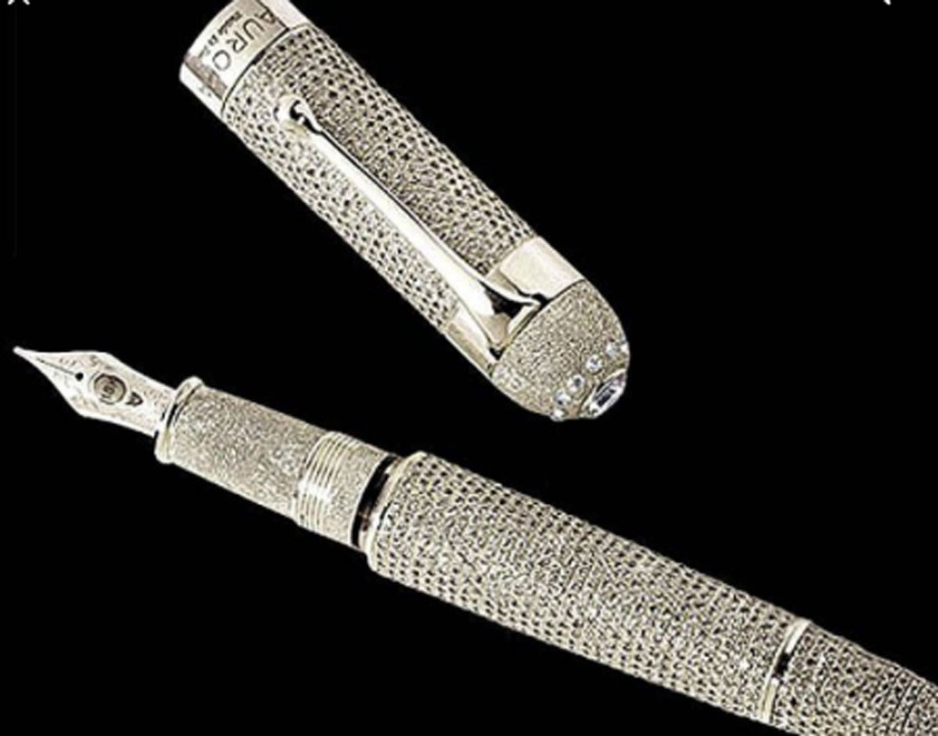 দ্য অরোরা ডায়ামান্টে:  দাম ১০ কোটি টাকা। প্রস্তুতকারক সংস্থা ইতালির অরোরা। বিশুদ্ধ প্ল্যাটিনামের তৈরি এই কলমে রয়েছে ১,৯১৯টি ডি বিয়ার্স ডায়মন্ড। নিবটি ১৮ ক্যারাট সোনা দিয়ে তৈরি।