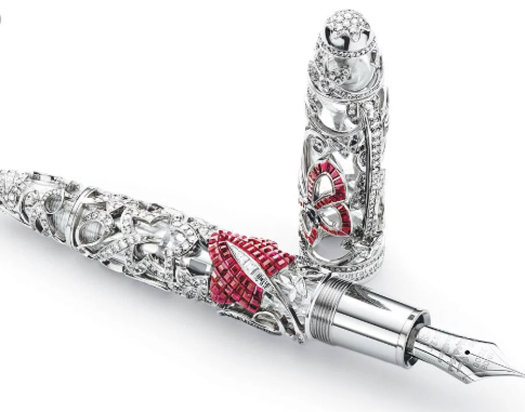 মঁ ব্লাঁ মিস্ট্রি মাস্টারপিস: ভ্যান ক্লিফ অ্যান্ড আরপেলস এবং মঁ ব্লাঁ সংস্থা যৌথ উদ্যোগে তৈরি করে কলমটি। মোট ৯টি কলম তৈরি করেছে সংস্থা দু’টি। যেগুলি তিনটে চুনি, তিনটে পান্না, তিনটে নীলকান্ত মণি দিয়ে তৈরি। এক একটি কলমের দাম সাড়ে ৪ কোটি টাকা।