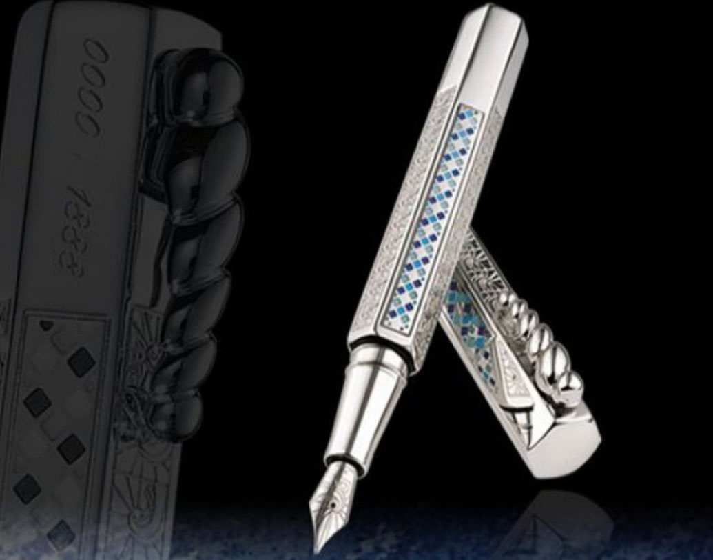 কারান ডি’এস-লা মর্ডানিস্টা ডায়মন্ডস পেন: এটি লিমিটেড এডিশন ফাউন্টেন পেন। সম্পূর্ণ হাতে তৈরি কলমের নিবে রয়েছে ১৮ ক্যারাট রোডিয়াম কোটেড গোল্ড।  গায়ে রয়েছে ৫ হাজার ওয়েসেলটন ডায়মন্ড এবং ২০ ক্যারাট প্রিমিয়াম রুবি বা চুনি। প্রস্তুতকারক সংস্থা  জেনিভার কারান ডি’ এস। দাম ১কোটি ১ লক্ষ টাকা।
