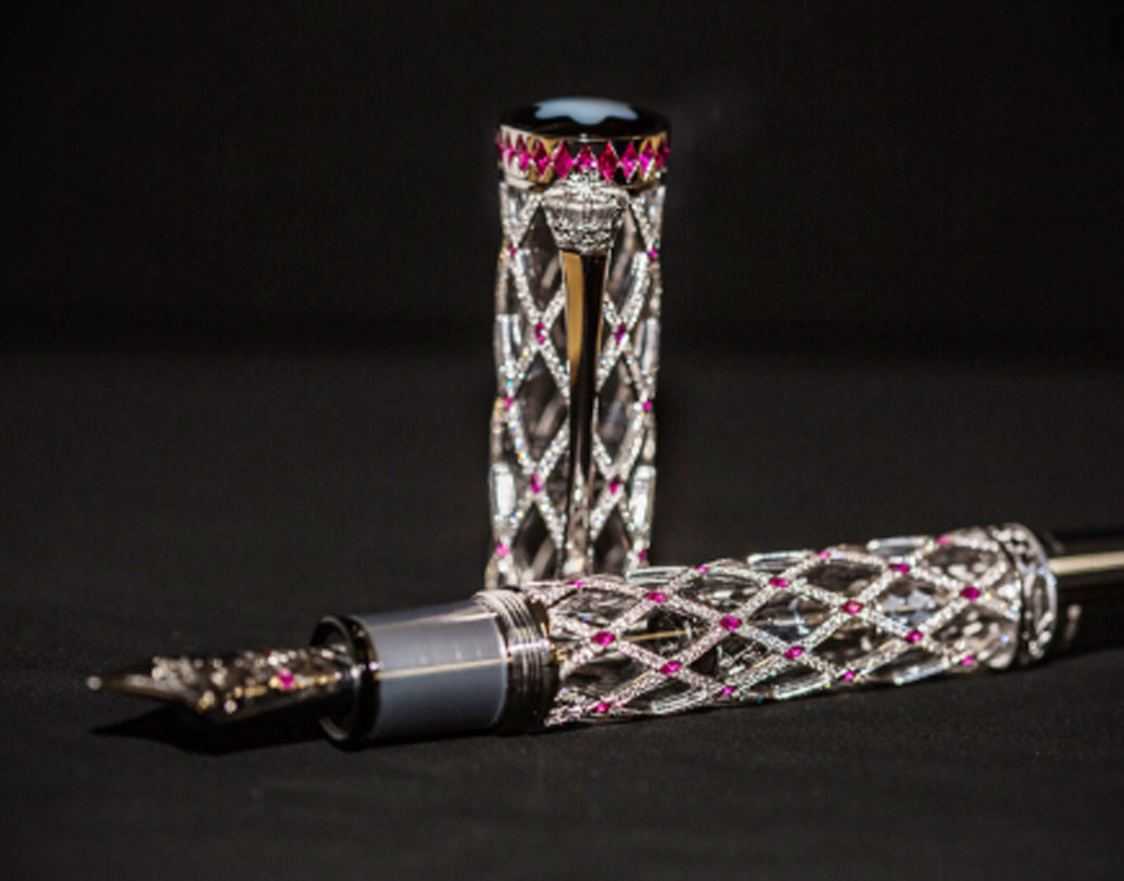 মঁ ব্লাঁ-প্রিন্স রেইনিয়ার লিমিটেড থ্রি এডিশন ৮১: কলমটির দাম ১ কোটি ৭ লক্ষ। পেনের বডি ১৮ ক্যারাট হোয়াইট গোল্ড (সোনা-রুপোর সঙ্কর ধাতু) দিয়ে তৈরি। রয়েছে ৯৯৬টি উচ্চমানের হিরে। নকশা তৈরিতে ব্যবহার হয়েছে ৯২টি চুনি।