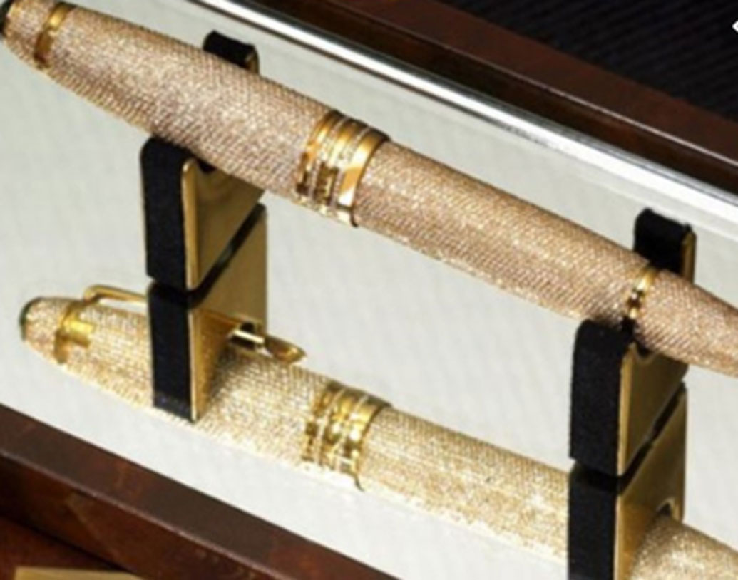 মঁ ব্লাঁ ডায়মন্ড সলিটেয়ার: কলমের দাম ১ কোটি টাকা। ৪৬০০টি ছোট ছোট হিরে দিয়ে সজ্জিত পুরো কলমটি। এর ঢাকনা তৈরি হয়েছে ১৮ ক্যারাট সোনা।