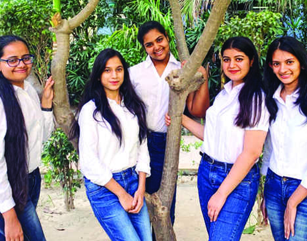 এক দিকে অনাথাশ্রমের শিশুরা। অন্য দিকে বৃদ্ধাশ্রমের নিঃসঙ্গরা। দু’দিকের শূন্যতাকে মুছিয়ে দিতে মেলবন্ধন করছে মৈত্রী।