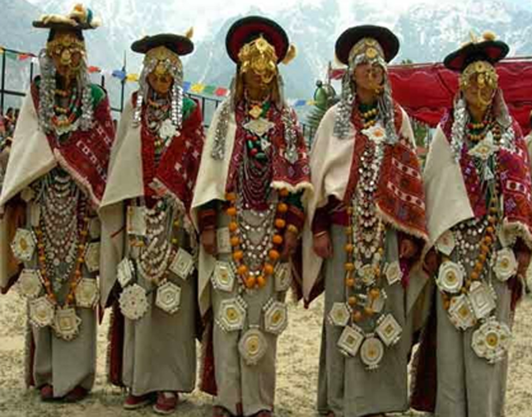 কিন্তু জানেন কি, এই ভারতেই এমন অঞ্চল রয়েছে, যেখানে আজও জীবিত রয়েছেন ‘দ্রৌপদী’রা! সেখানে পলিঅ্যান্ড্রিই হল সমাজের রীতি এবং সেই রীতি পালন করতে ঘটা করে এক তরুণীর সঙ্গে একই পরিবারের সমস্ত ভাইদের বিয়ে দেওয়া হয়!