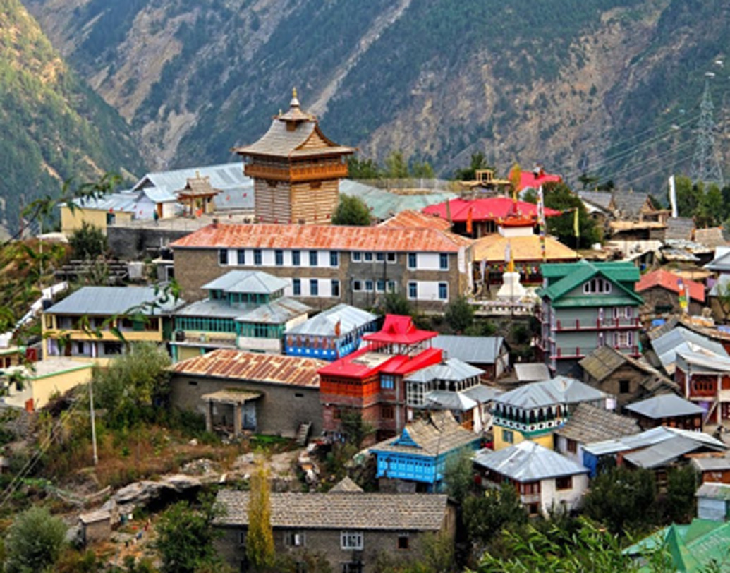 হিমাচল প্রদেশের কিন্নর। কিন্নর ইন্দো-তিব্বতের সীমানার কাছে একটি জেলা। যে পলিঅ্যান্ড্রি বা মহিলাদের বহুবিবাহের কথা বলা হচ্ছে তা চালু রয়েছে এখানেই। আজকের দিনেও সেখানে রয়েছেন দ্রৌপদীরা।