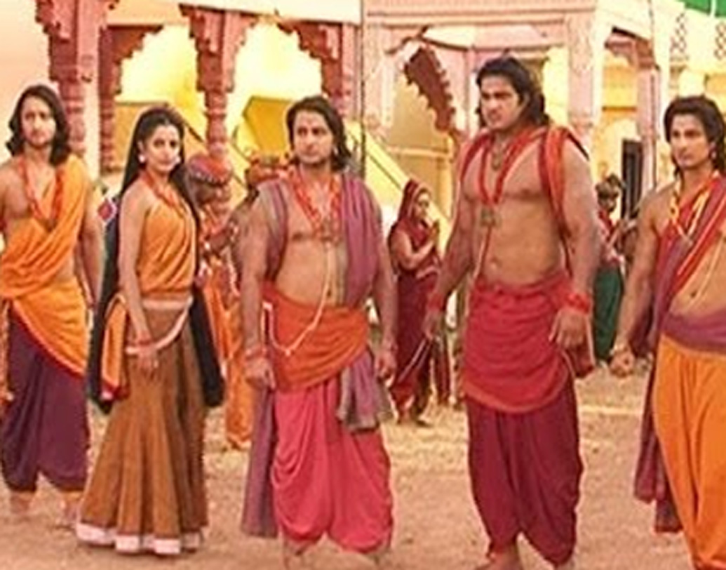 মহাভারত অনুসারে, ১৩ বছরের জন্য রাজ্য থেকে নির্বাসিত হয়েছিলেন পাণ্ডবরা। স্থানীয়দের বিশ্বাস, তাঁরা নাকি তখন এই কিন্নরেই লুকিয়ে ছিলেন। সেই থেকেই নাকি এই অঞ্চলে মহিলাদের বহু বিবাহের প্রচলন।