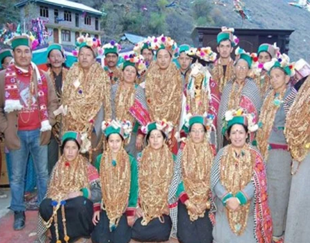 ওই অঞ্চলের বহু কিন্নর তাই এখনও নিজেদের পাণ্ডবদের বংশধর বলে দাবি করেন। যদিও এই নিয়ে বিতর্ক রয়েছে। কারণ ইতিহাসবিদদের মতে, পাণ্ডবদের অনেক আগে থেকেই কিন্নরিদের উল্লেখ রয়েছে মহাভারতে।