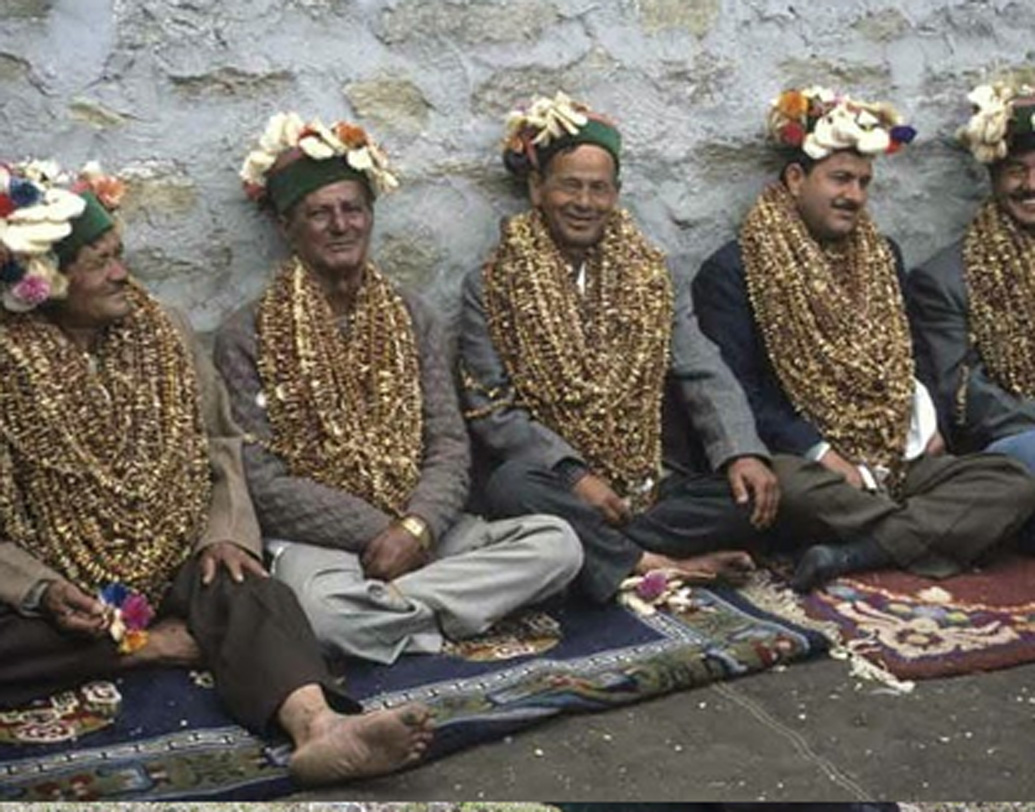 বিয়ে করে আসার পর যতগুলো সন্তানের জন্ম তিনি দেবেন, তাদের প্রকৃত বাবার পরিচয়ের জন্য পুরো পরিবার ওই তরুণীর কথাতেই ভরসা রাখে। তবে প্রকৃত বাবা যিনিই হন না কেন, প্রতিটা সন্তান বড়ভাইকেই বাবা সম্বোধন করবে এবং বাকিদের কাকা। রীতি এমনটাই।