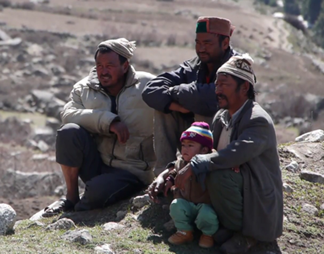 কিন্তু কেন এমন রীতি? এটা কি নিছকই মনগড়া? বিশেষজ্ঞদের মতে, এই রীতি আত্মস্থ করার পিছনে প্রচীন কিনৌরদের আর্থ-সামাজিক পরিস্থিতি একটা বড় কারণ।