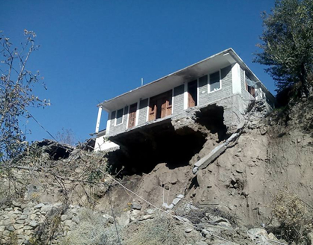 পাহাড়ি, দুর্গম এলাকা হওয়ায় কিন্নরের আর্থিক অবস্থা একেবারেই ভাল ছিল না। প্রতিটা পরিবারেরই সম্বল ছিল নামমাত্র জমি। তা এতটাই কম ছিল, যে ভাইদের মধ্যে পরবর্তীকালে ভাগাভাগি হলে সে ভাগের জমি থেকে যা আয় হবে তাতে সংসার চালানো কার্যত অসম্ভব।